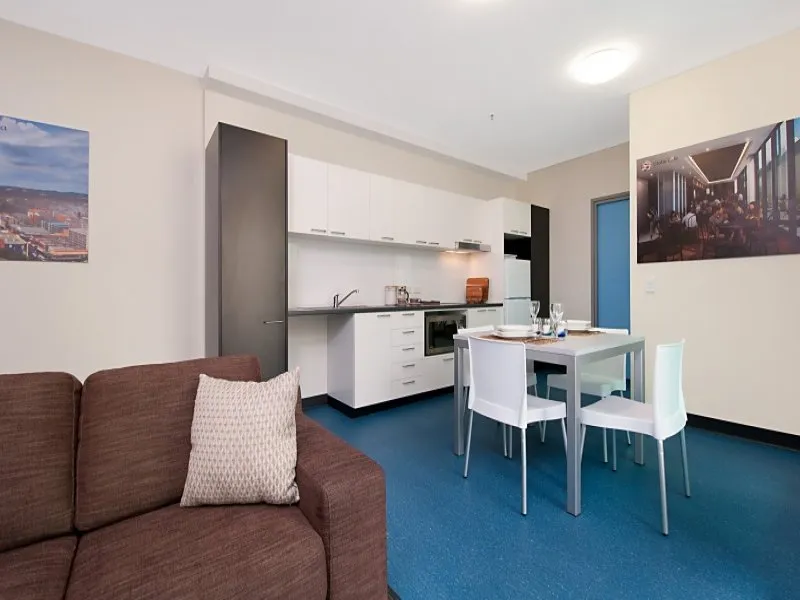 2 BEDROOM APARTMENT OFF RUNDLE STREET- Available Now!!