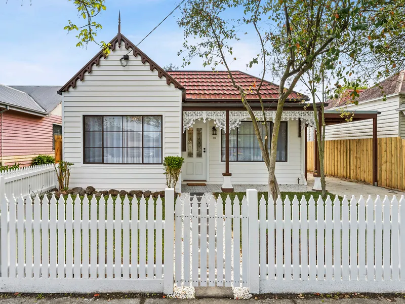 STYLISH AND FULLY RENOVATED PERIOD HOME IN BALLARAT CENTRAL