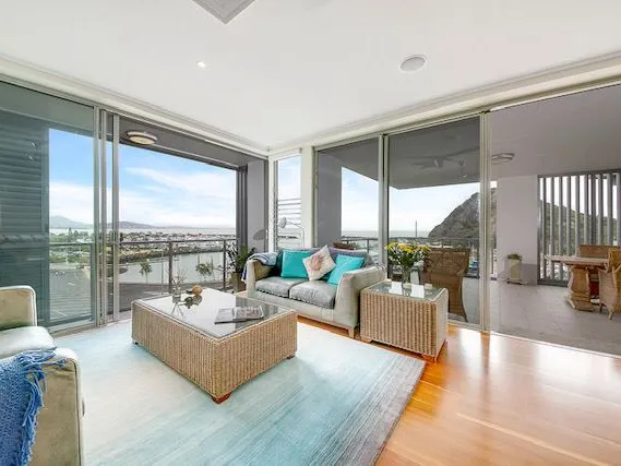 Penthouse Stunner OverLooking Marina