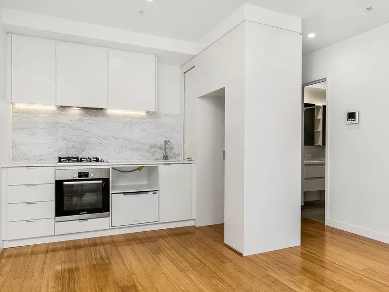 ELEGANT CONTEMPORARY LIVING IN A BRILLIANT LOCATION!