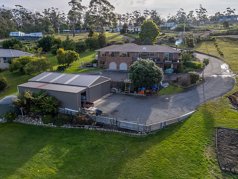PANORAMIC VIEWS - ACREAGE - LARGE HOME