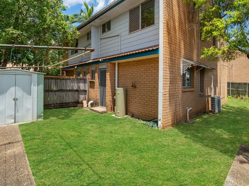 WELL POSITIONED & PRIVATE TOWNHOUSE!