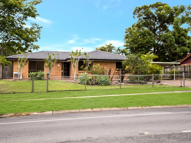 **AVAILABLE** Handy Position, Corner Block With Renovated Kitchen & Bathroom! Be Quick!!!