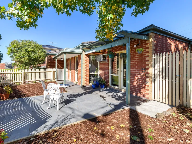 BRILLIANT LOW MAINTENANCE LIVING CLOSE TO TRAIN STATION, CAFES & SHOPS