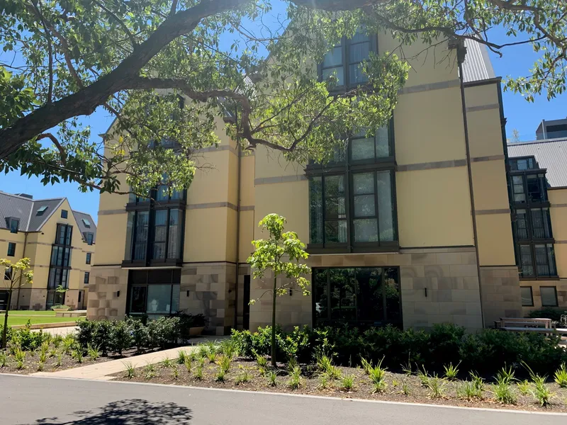 2 BEDROOM APARTMENT ENJOYS LOCATION & LIFESTYLE!