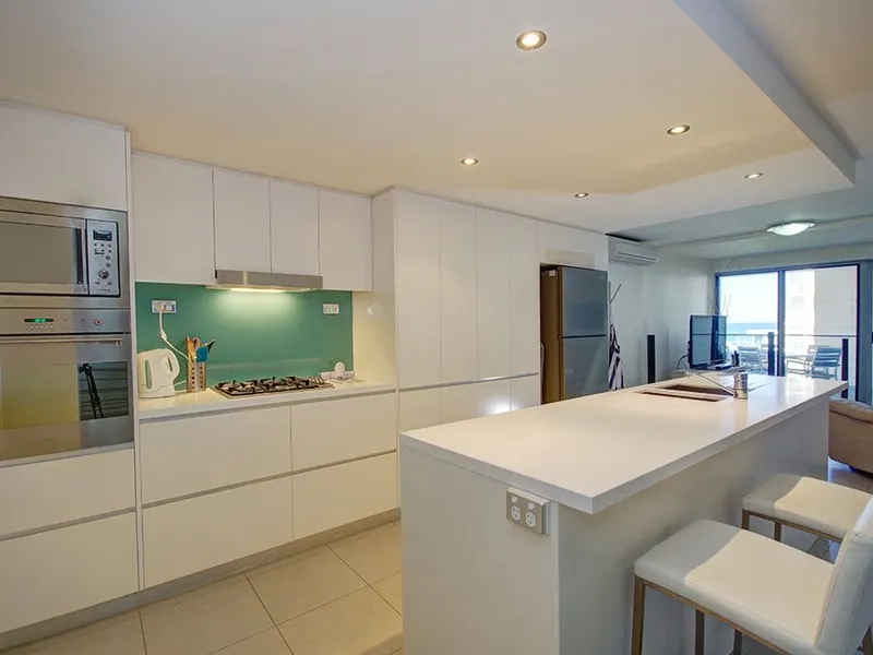 Large luxury 2 Bedroom sub-penthouse apartment with views of both beach and lake