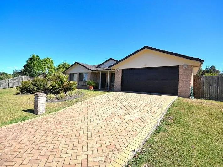 FAMILY HOME OVERLOOKING THE LAKE!