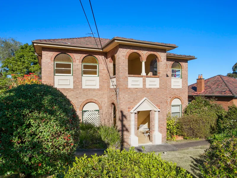 OLD WORLD CHARM WITH MODERN INTERIORS...CONVENIENT LOCATION TO CHATSWOOD CBD AND HIGH SCHOOL.