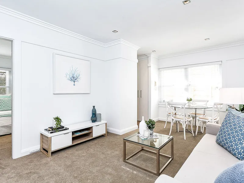BEAUTIFULLY UPDATED APARTMENT FOOTSTEPS TO FAIRLIGHT VILLAGE