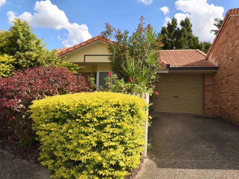 Tidy Townhouse in Pleasant Complex with Pool and Tennis Court