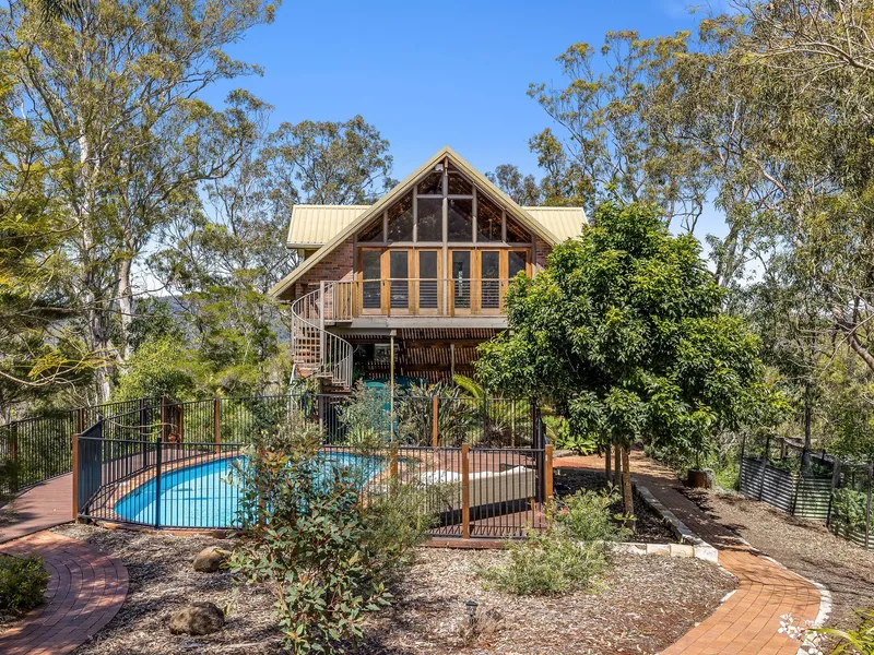 Escarpment Chalet on 12 Acres – Your New Lifestyle Awaits