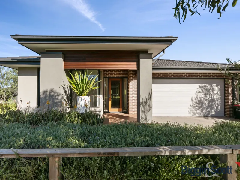 East Facing Metricon Ex Display Family Entertainer , on a 555m2 Block !!