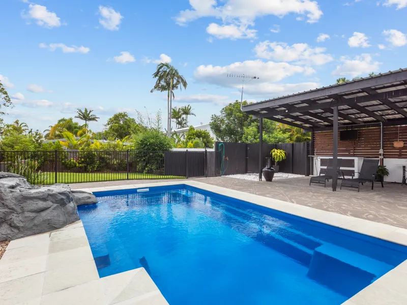 Fully furnished 3 bedroom house with pool and garden maintenance included!