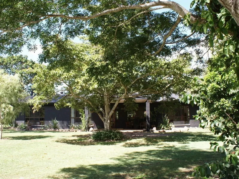 3 BEDROOM HOME WITH ENSUITE – DRESSAGE ARENA & ROUND-YARDS