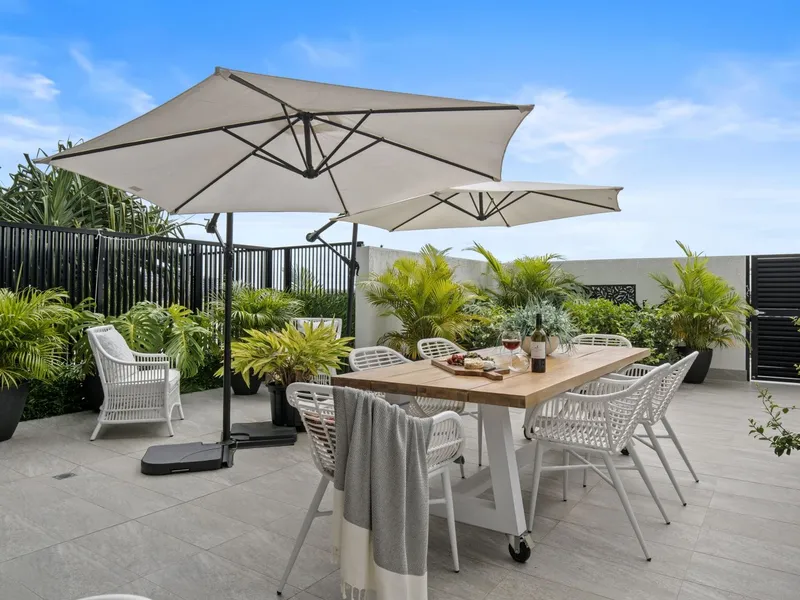 SPECTACULAR WATERFRONT APARTMENT!