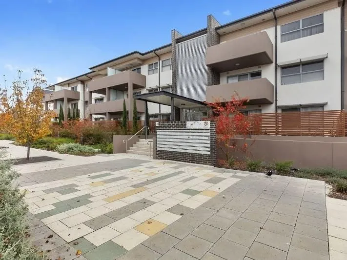 Top floor apartment - Gym and Pool in complex available mid to late June