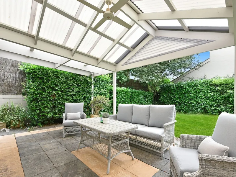 Modern Family Entertainer Offers Stylish Interiors & Outdoor Oasis