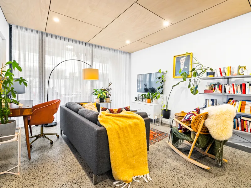 STUNNING DESIGNER FULLY FURNISHED 1 BEDROOM APARTMENT