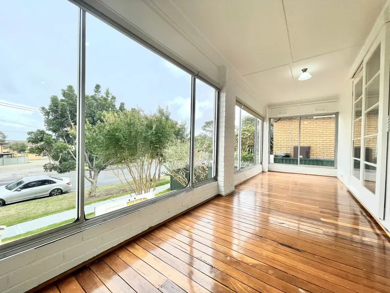 Freestanding sun-drenched family home - Bring your Pets!