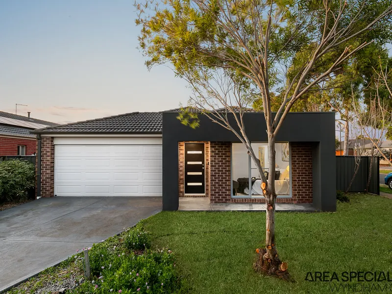 ITS BRIEF - Exceptional Family Living in the sought-after Innisfail Estate!