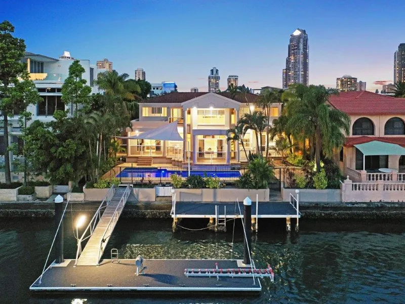 PREMIER RIVERFRONT PARADISE WATERS RESIDENCE