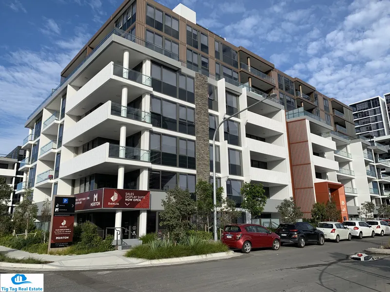 New Luxurious 1 bedrooms plus Study