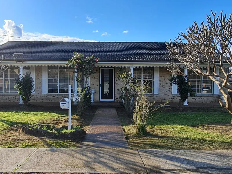 House for rent in Moorebank + 100m2 workshop