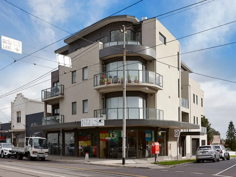 STYLE & CLASS IDEALLY LOCATED