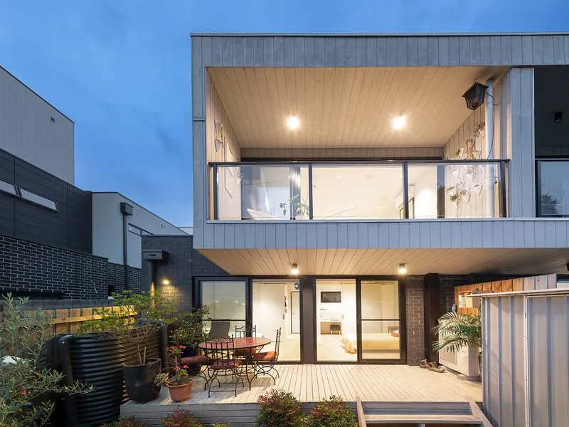 Elegant Townhouse with Sweeping View across TW Blake Park