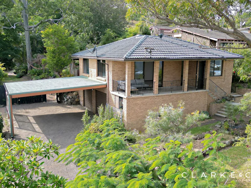 LOVELY LAKESIDE LIVING - WITH A VIEW!