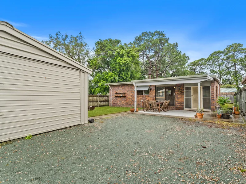 NEAT & TIDY LOW-SET BRICK HOME IN POPULAR LOCATION WITH 6X6M SHED ON A FLAT FULLY FENCED 607SQM BLOCK!
