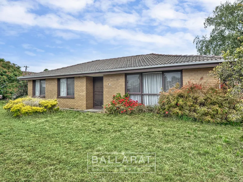 PRIME BALLARAT EAST LOCALE WITH THREE BEDROOMS AND QUICK MELBOURNE ACCESS