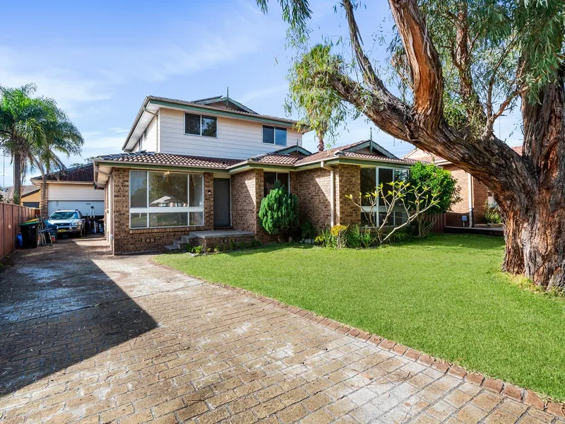 9-bedroom home with loft and modern amenities