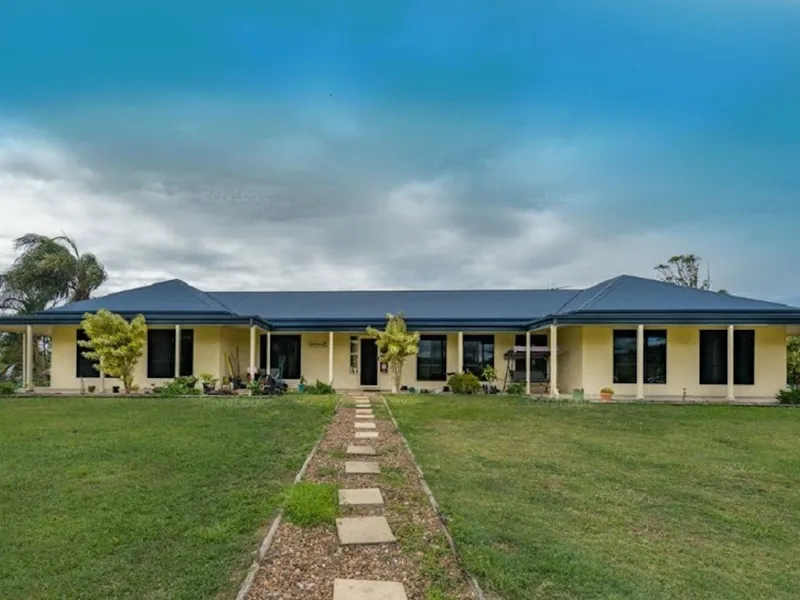 4327M2 BLOCK - LARGE FAMILY HOME...AirBnB...SPACE FOR BLENDED FAMILY...AGED PARENTS...GREAT OPPORTUNITY.