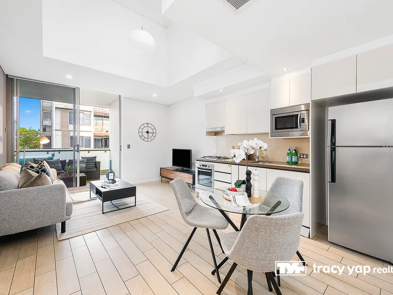 High ceiling oversized One bedroom + Study