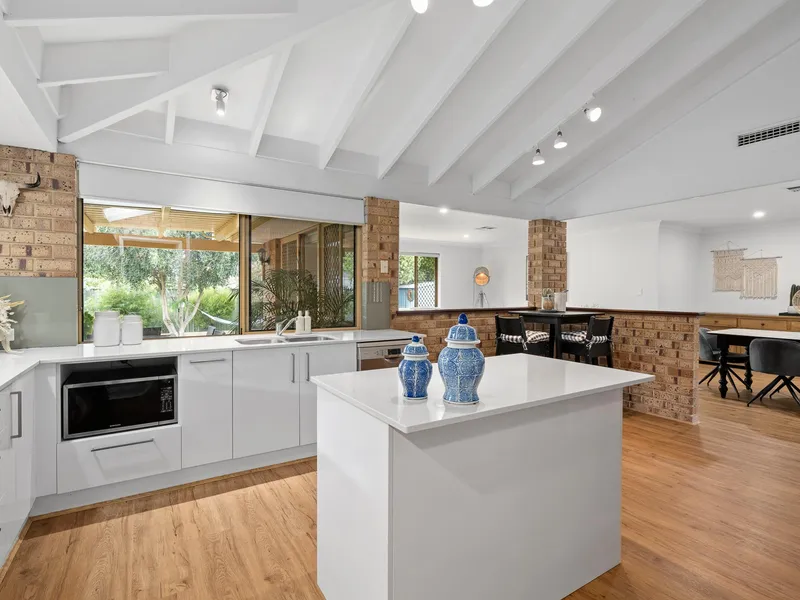 Sublime Contemporary Comfort!