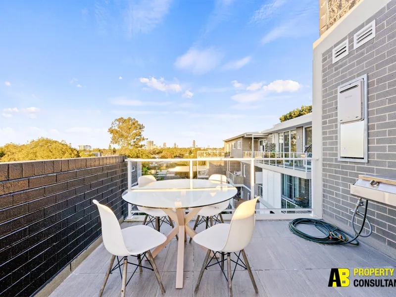 Luxurious, Spacious & Sunny, Close to All Amenities