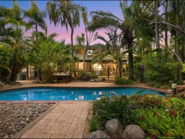 TOTAL Impressive Entertainer, Large Inground Pool, 978m2