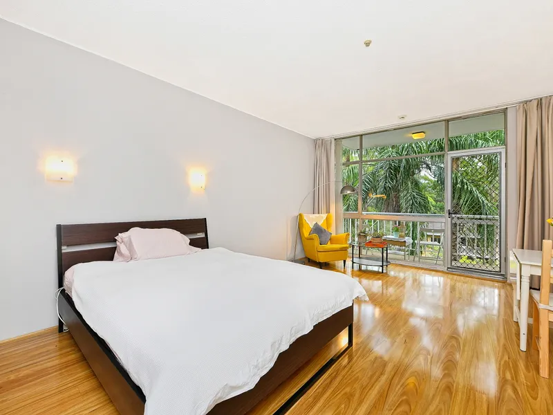 SUPERBLY LOCATED STUDIO IN RESORT-STYLE COMPLEX