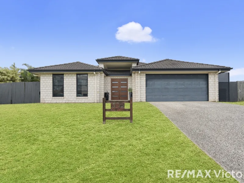 Huge home - Side Access - Multiple Living Areas