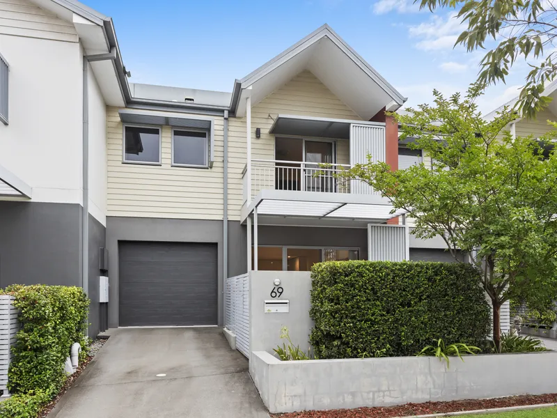 Stylish Townhouse in Exclusive Waterside Estate