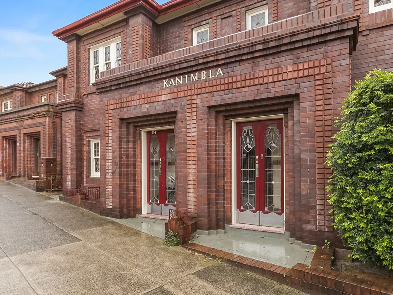 Beautifully Presented & Perfectly Positioned Art Deco Apartment