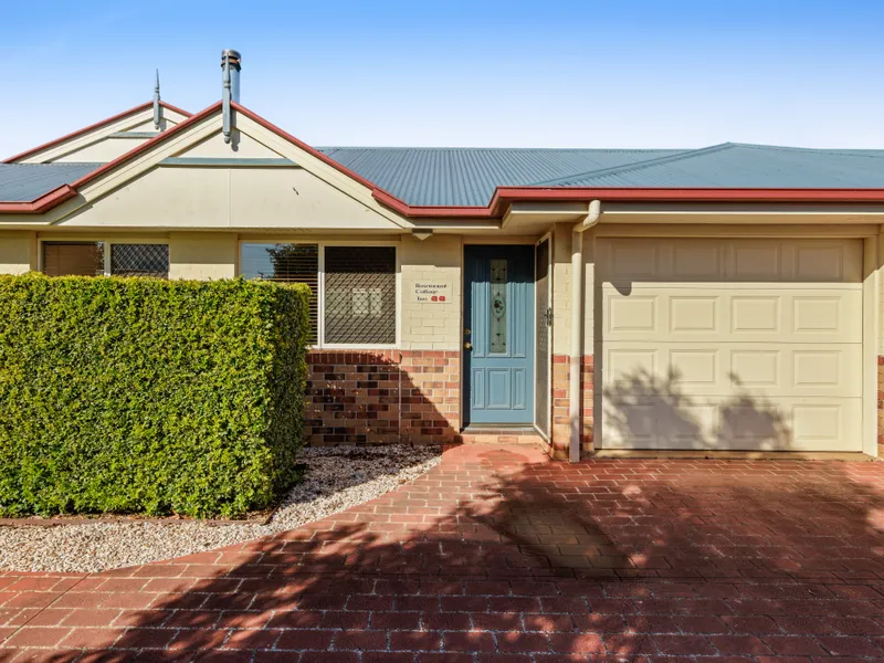 Spacious half duplex in fantastic location!