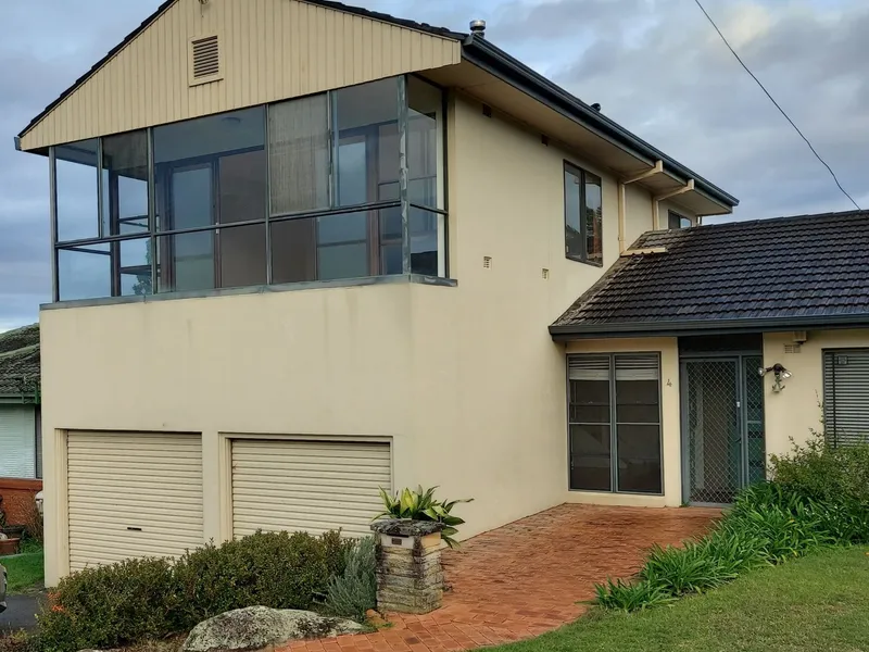 Spacious semi-detached townhouse independent entrance