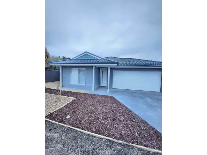 Attractive Rental Opportunity: Discover Luxury Living at 1 Henlix Court for Only $480/week