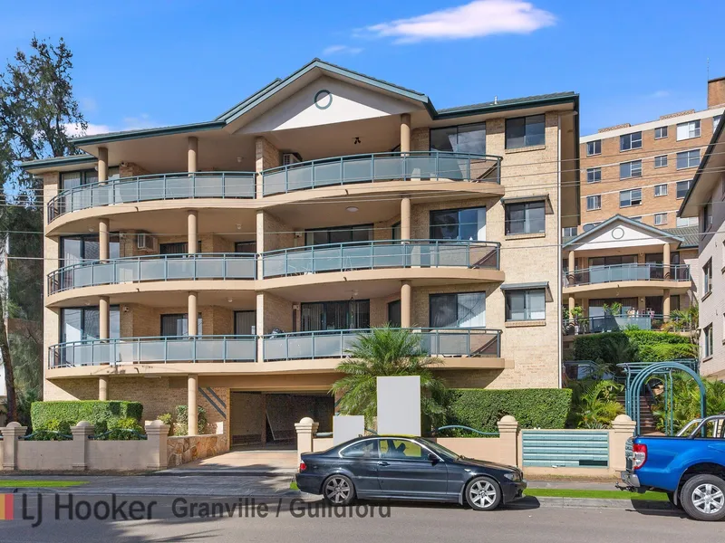 TOP FLOOR – FULL BRICK – 200m TO STATION
