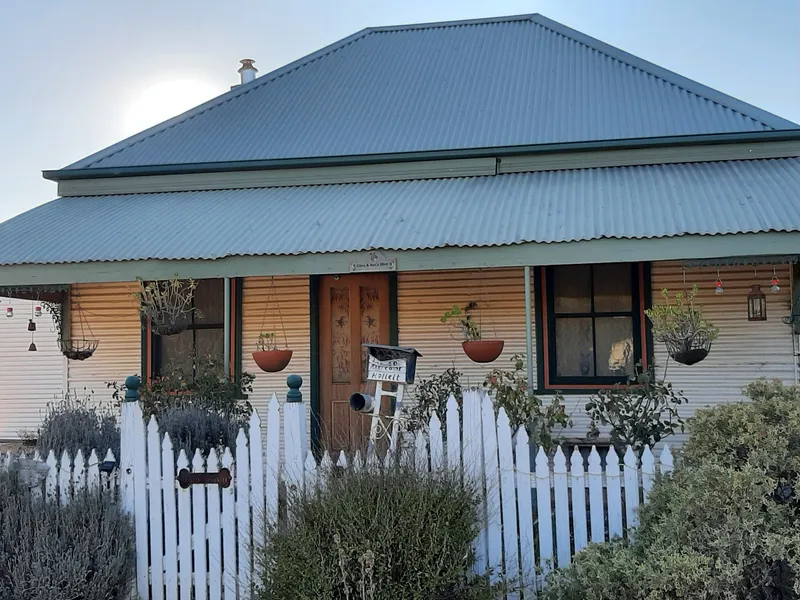 Country Cottage on 2.5 acres 