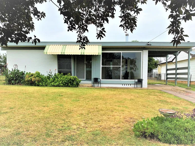 Immaculate 3 Bedroom Home on 985m2 Block