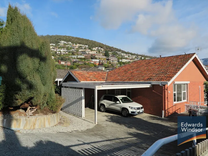 Beautifully presented family home with panoramic views