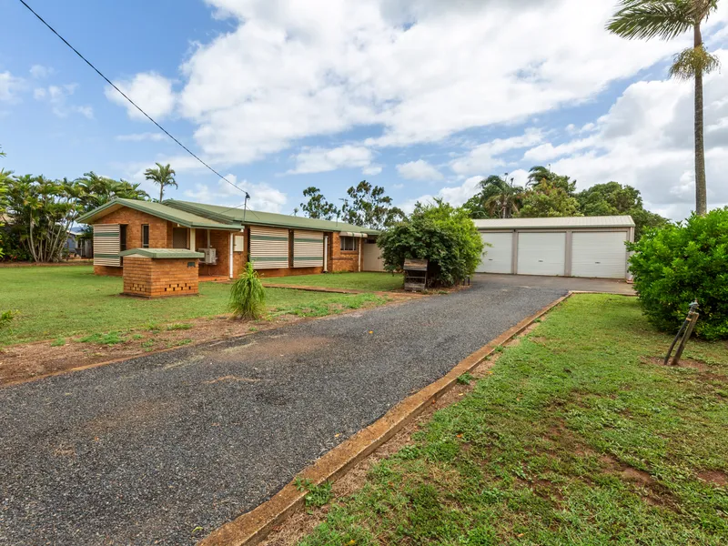 SHEDS SHEDS SHEDS + 3 BED BRICK HOME + FLAT 4047M2